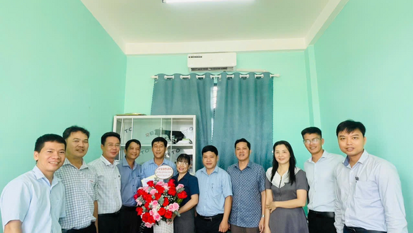 Lãnh đạo xã Đình Cương thăm, tặng quà Hội Nông dân xã nhân kỷ niệm 95 năm ngày thành lập