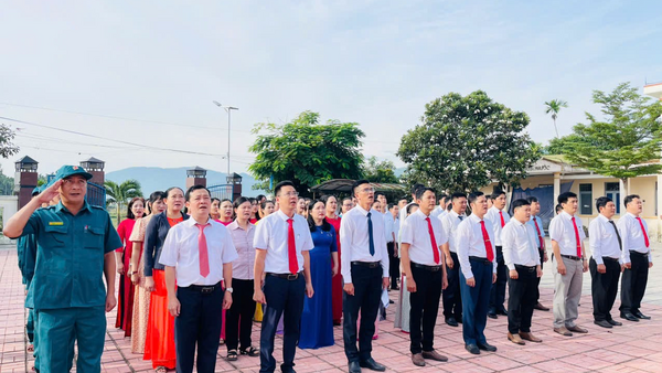ĐẢNG ỦY XÃ ĐÌNH CƯƠNG TỔ CHỨC LỄ CHÀO CỜ ĐẦU THÁNG 10