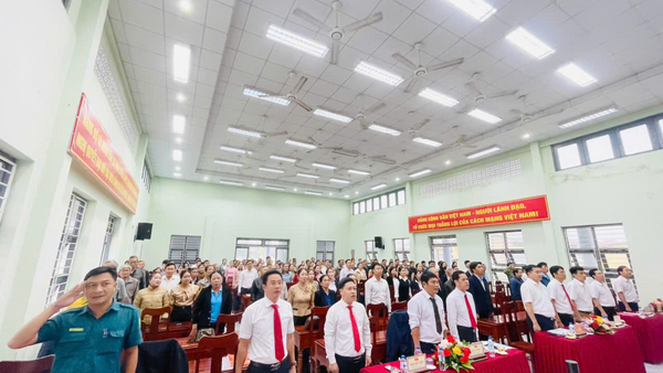 Đảng ủy xã Đình Cương tổ chức Lễ trao tặng Huy hiệu Đảng của Tỉnh ủy Quảng Ngãi (đợt 7 tháng 11 năm 2025), cho 06 đảng viên đang sinh hoạt tại các Chi bộ thuộc Đảng bộ xã Đình Cương , tỉnh Quảng Ngãi